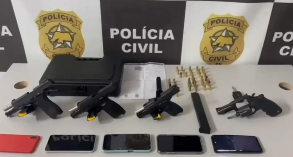 Material apreendido na residência com os suspeitos — Foto: Polícia Civil