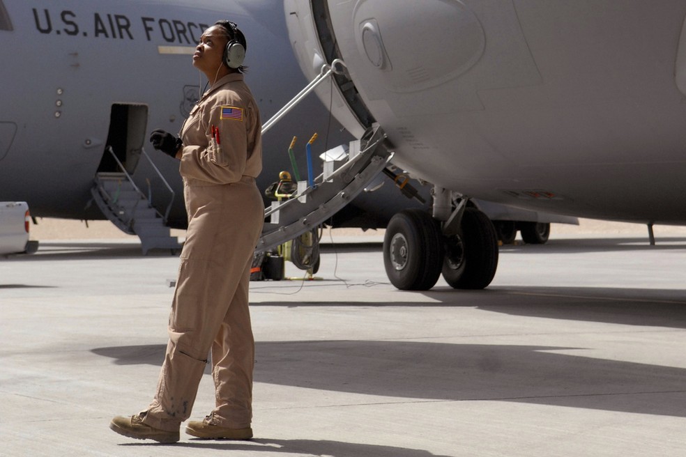 Imagem da sargento Krysteena Scales, chefe da Equipe de Voo do 816º Esquadrão de Transporte Aéreo Expedicionário, é uma das sinalizadas para remoção — Foto: Senior Airman Andrew Satran/U.S. Air Force via AP