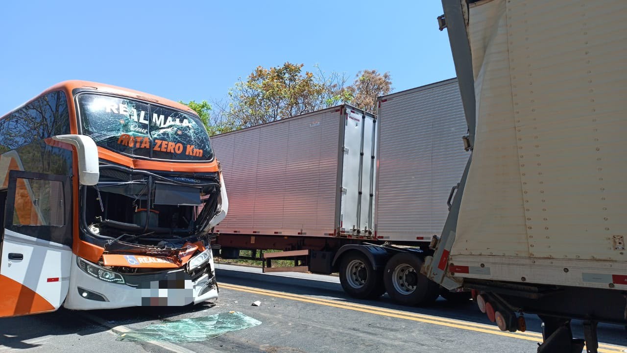 Acidente com duas carretas e ônibus deixa seis feridos na BR-251