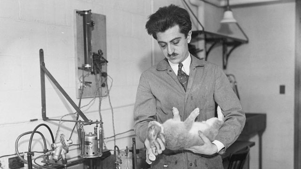 Gregory Pincus, biólogo da Universidade de Harvard, foi um dos diretores do ensaio clínico de grande escala conduzido em Porto Rico — Foto: GETTY IMAGES via BBC