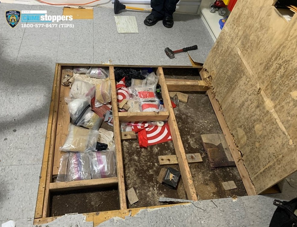 Drogas são vistas em alçapão no meio de um apartamento que funcionava como centro de cuidado para crianças, no Bronx — Foto: Divulgação/NYPD