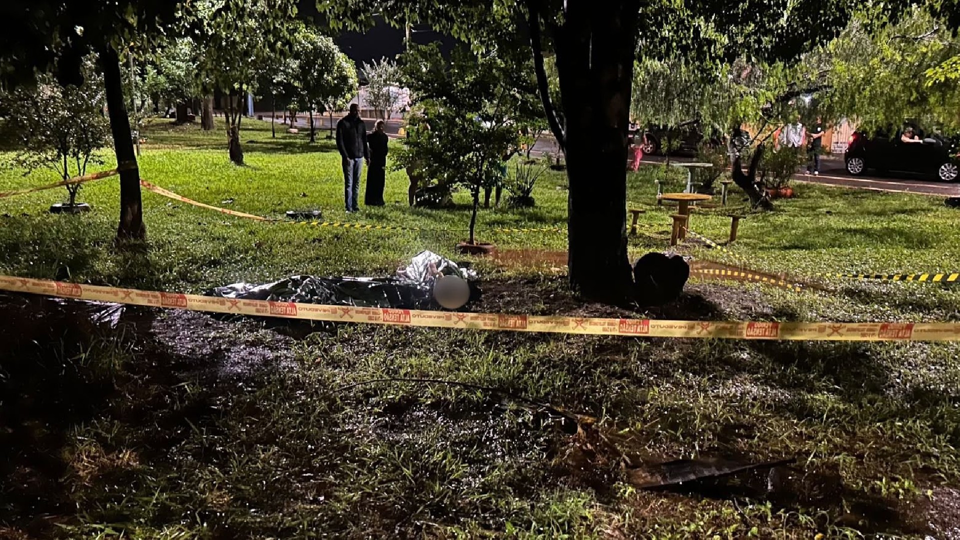 Casal morre após ser atingido por raio embaixo de árvore em Ourinhos