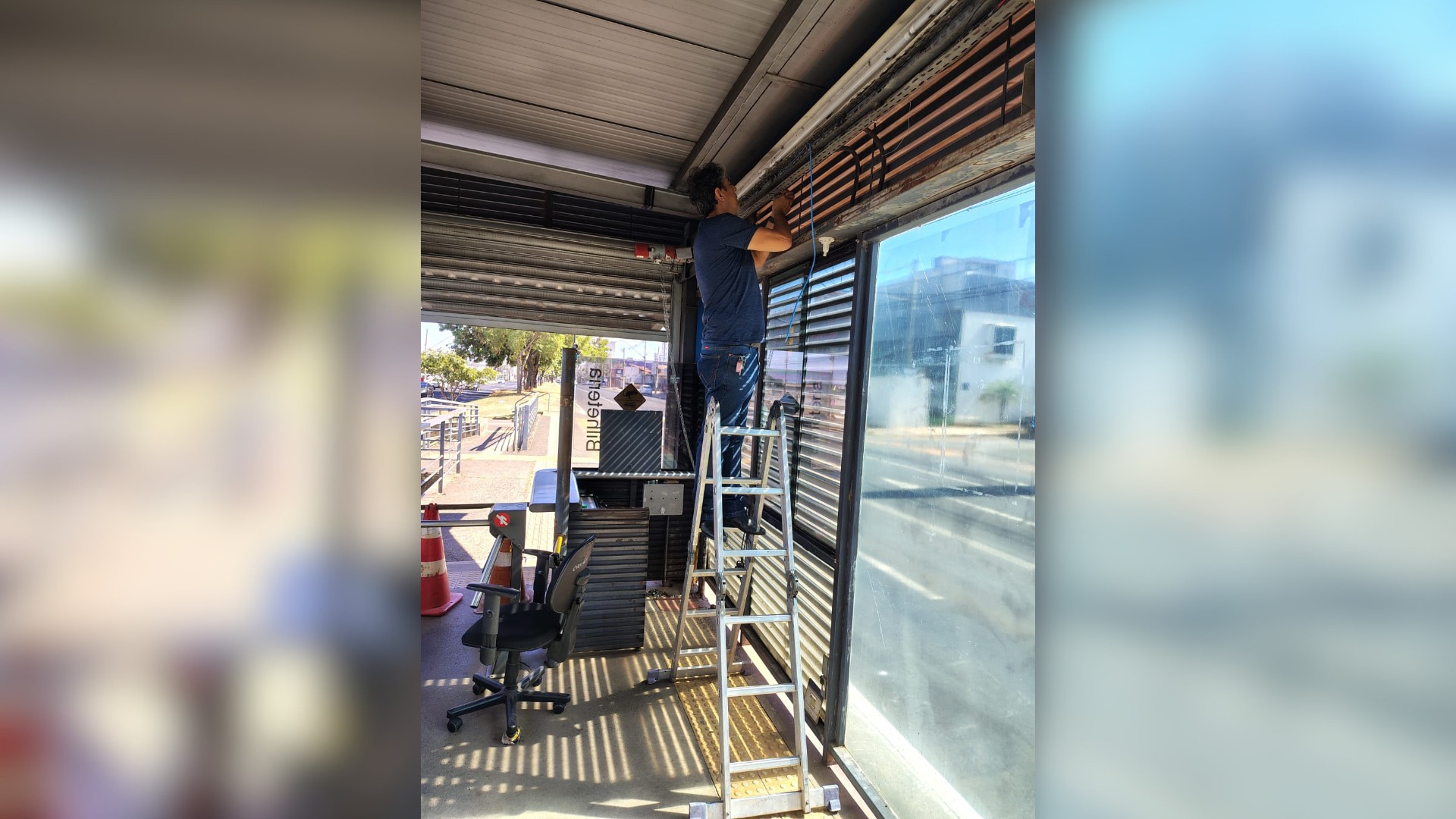 Vandalismo e furtos em estações de ônibus em Uberl