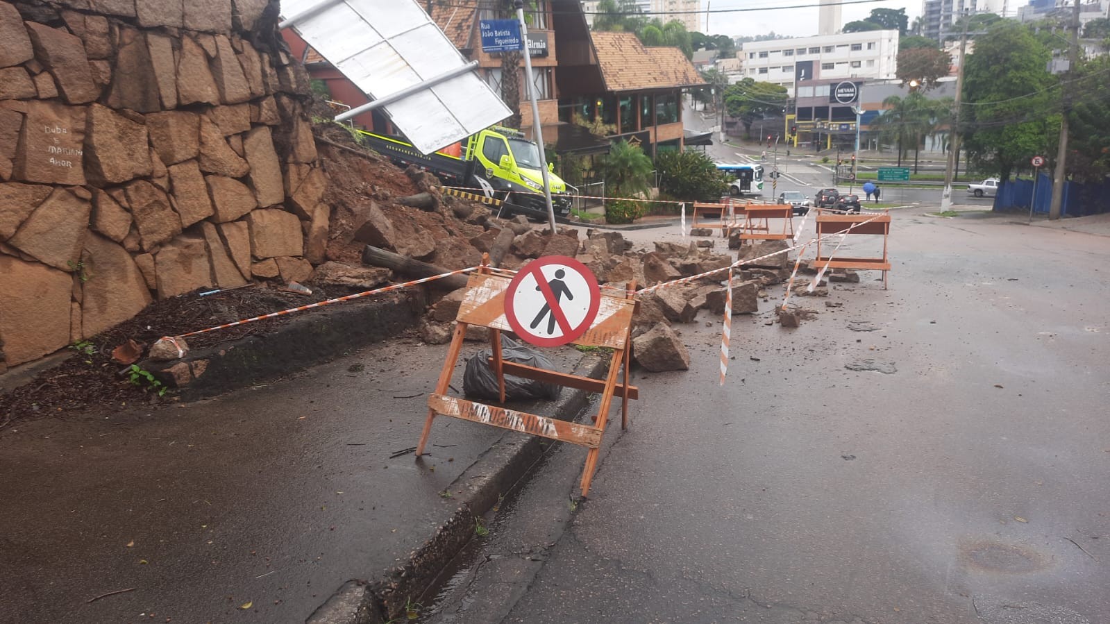 Jundiaí registra queda de muro e árvores e interdições após chuva forte 