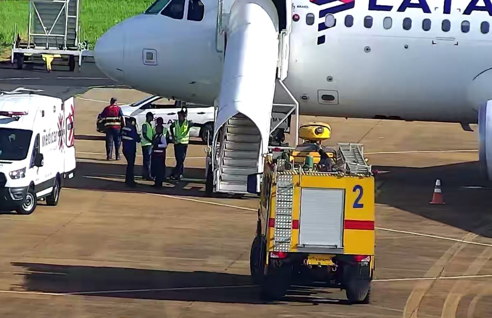 Carregador portátil pega fogo em avião da Latam e aeronave faz pouso monitorado em Ribeirão Preto, SP