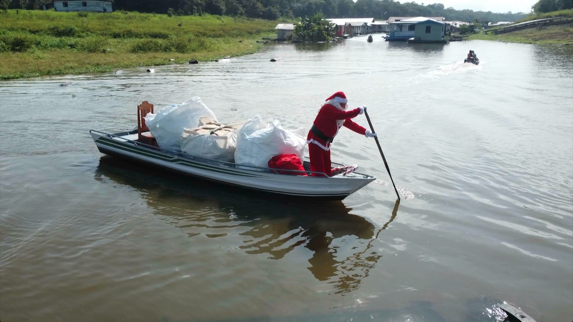 Papai Noel pela Amazônia: projeto supera desafios da seca e isolamento para levar brinquedos às crianças ribeirinhas