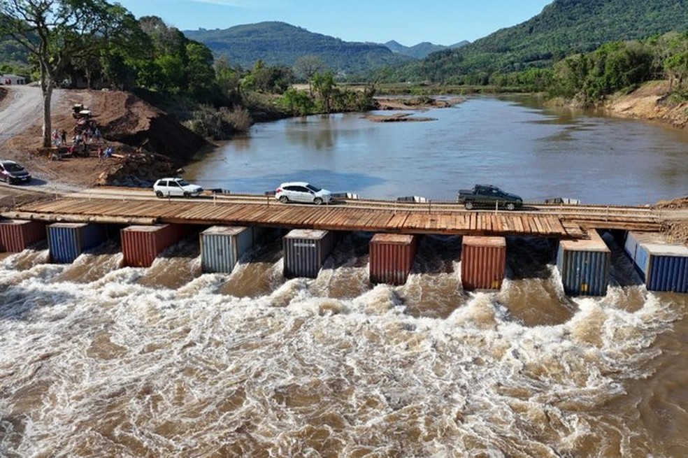 Ponte provisria de Feliz foi construda aps enchente levar estrutura anterior — Foto: Prefeitura de Feliz/Divulgao