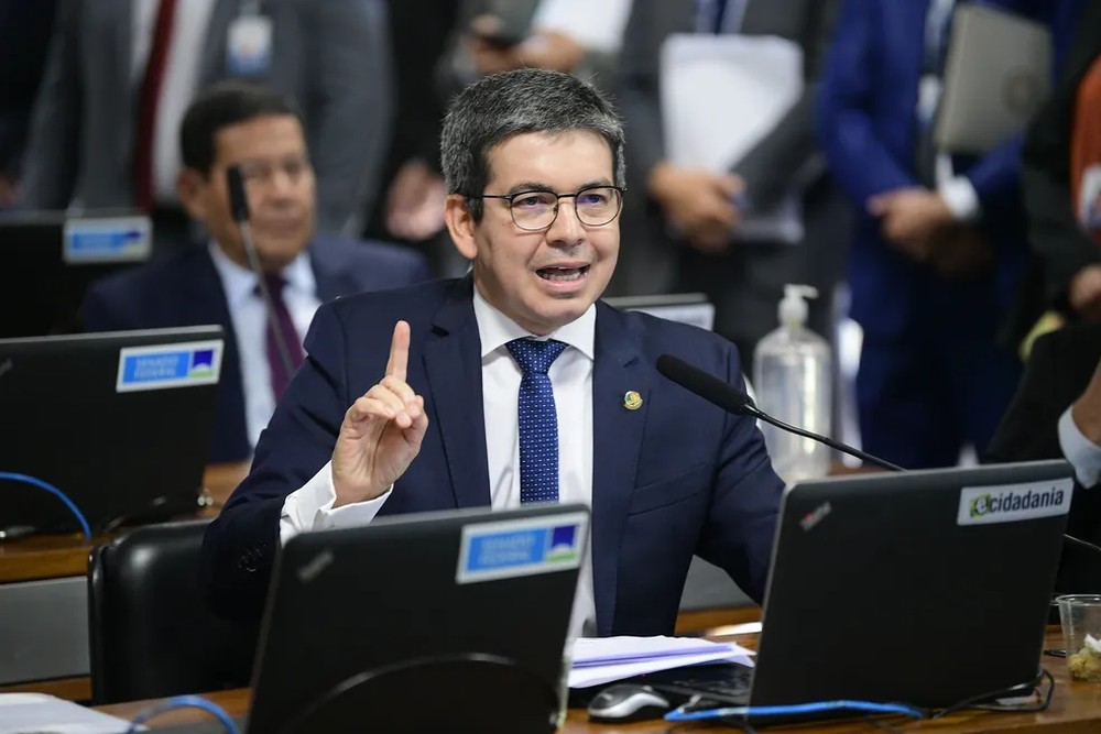 Randolfe Rodrigues oficializa pré-candidatura à reeleição para o Senado pelo Amapá em 2026