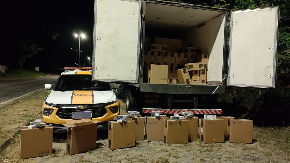 Cerca de 175 mil maços de cigarros, avaliados em R$ 1 milhão, são apreendidos sem nota fiscal na MGC-393