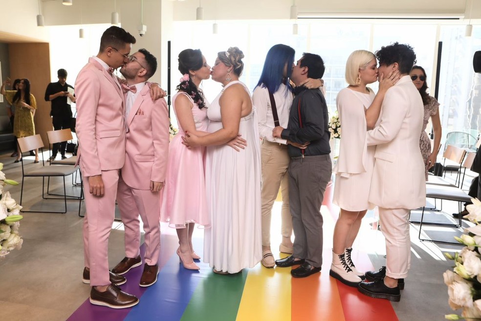 Casais que realizaram casamento coletivo na 23ª Parada LGBT, em 2019 — Foto: Celso Tavares/G1