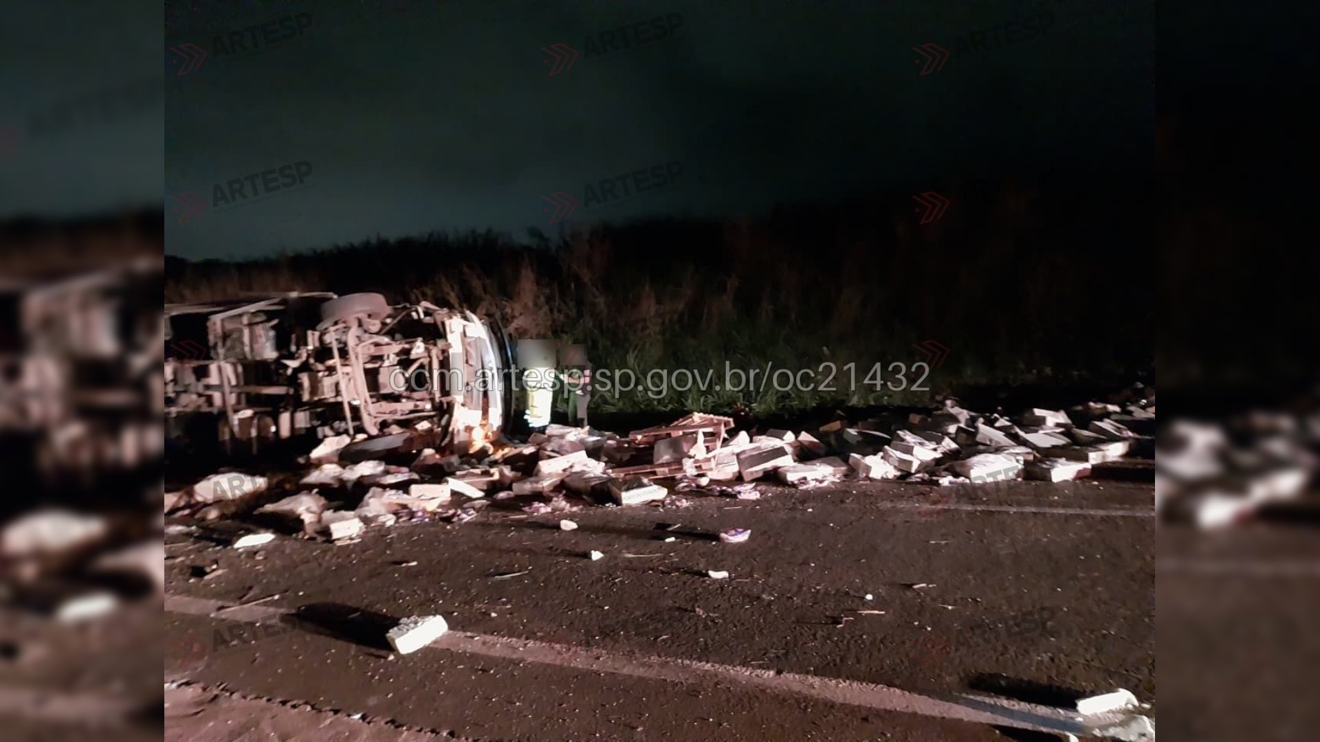 Motorista fica ferido após caminhão tombar e carga de frios se espalhar na pista de rodovia em Barra Bonita