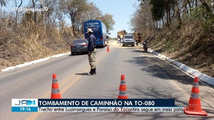 Caminhão com milho tomba na TO-080 e deixa trânsito lento