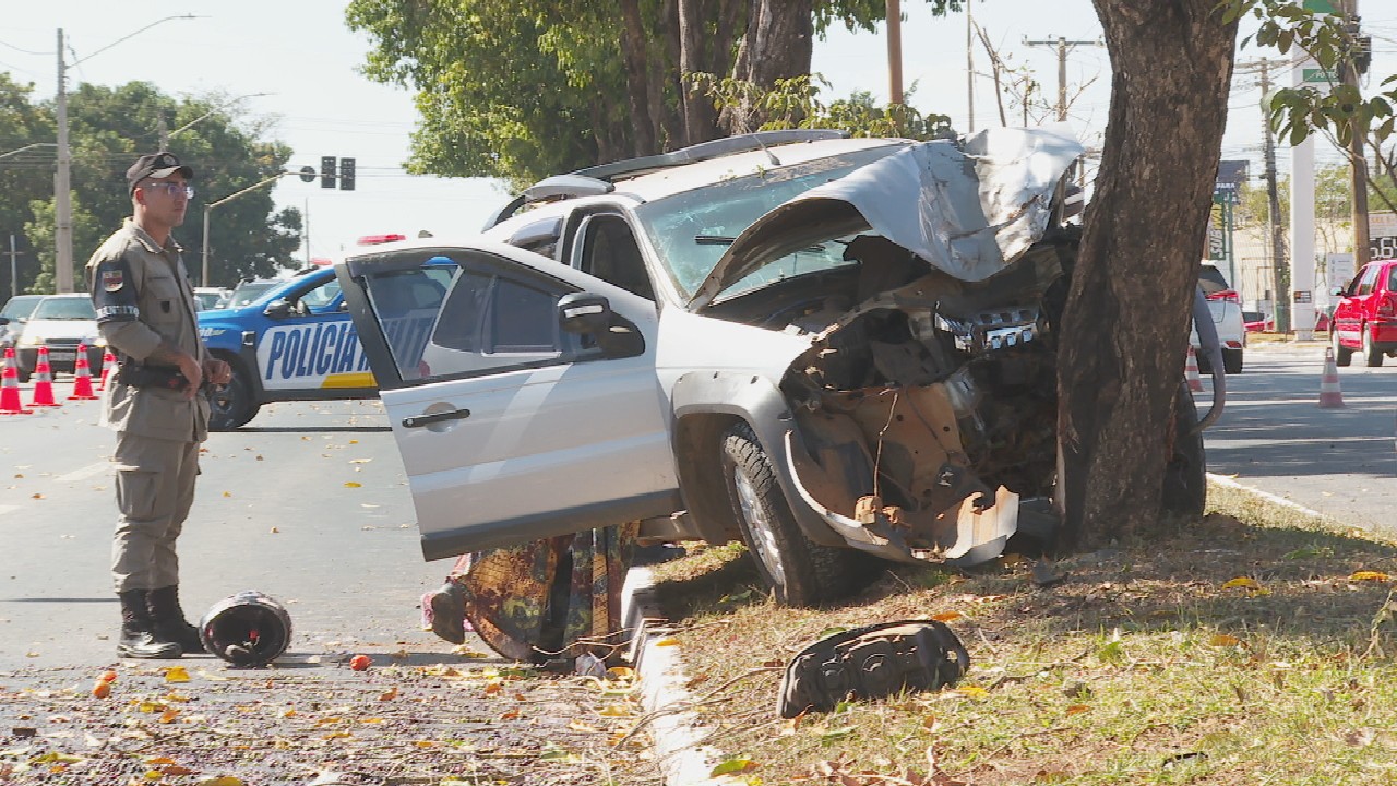 Motorista morre após bater carro contra árvore em Goiânia