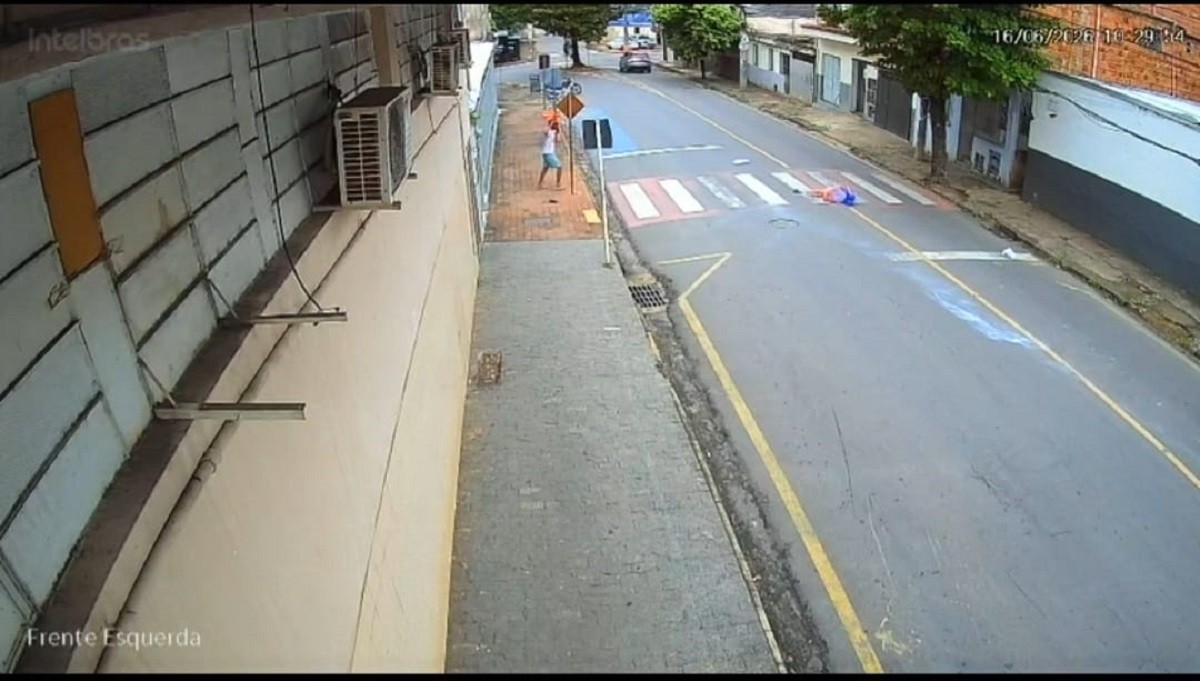 VÍDEO: Idosa é atropelada por moto enquanto atravessa a faixa de pedestre em MG