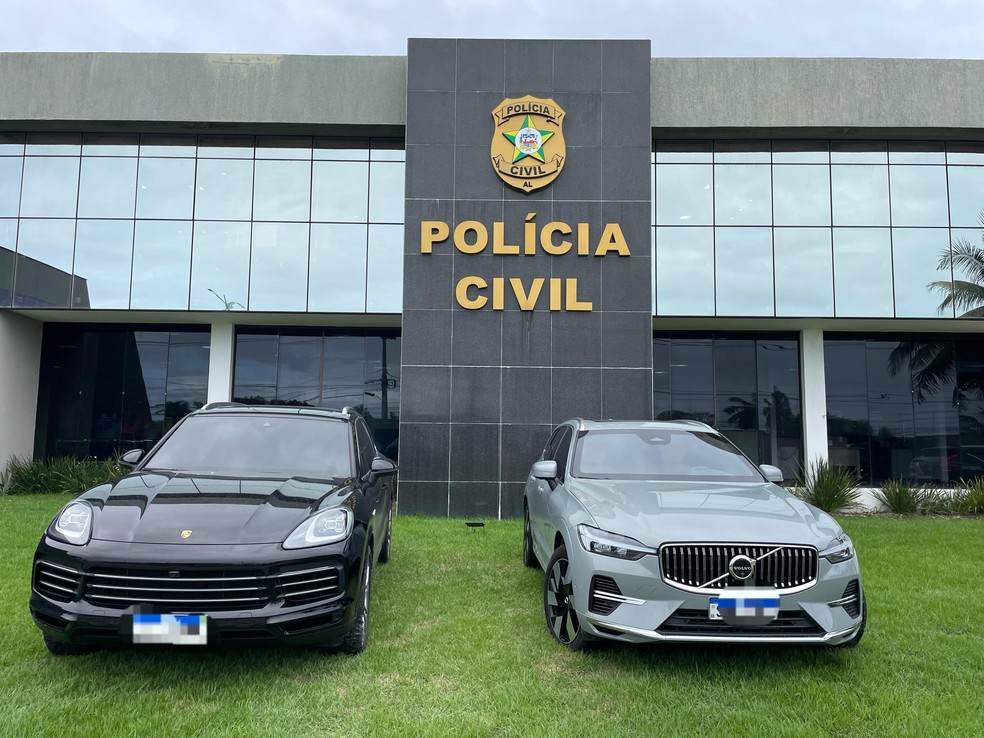 Carros de luxo aprrendidos durante operação Game Over em Maceió — Foto: PC-AL