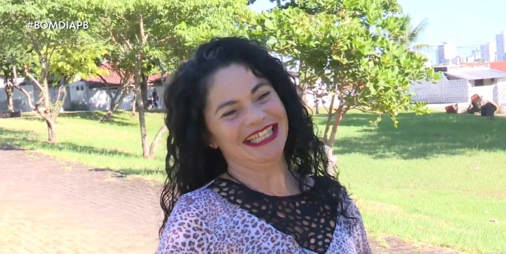 Auxiliar de serviços gerais viraliza ao dançar enquanto trabalha em shopping de João Pessoa — Foto: Reprodução / TV Cabo Branco