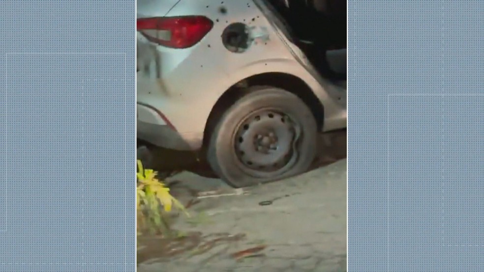 Carro ficou crivado de balas; veículo era roubado, segundo a Polícia Militar — Foto: Reprodução/TV Globo