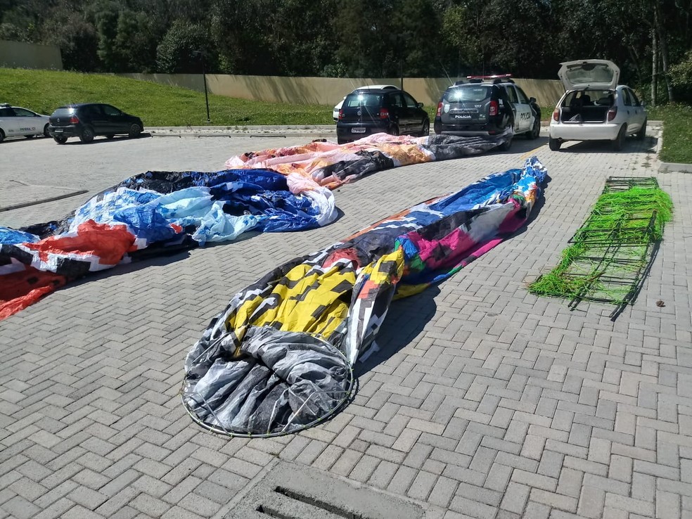 Balão de 10 metros foi encontrado com suspeitos, além de outros itens — Foto: PM-PR