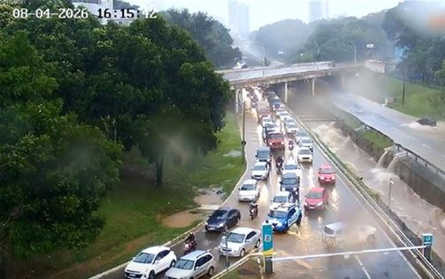 Chuva forte deixa carros ilhados, fecha Marginal Botafogo e causa acidente, em Goiânia