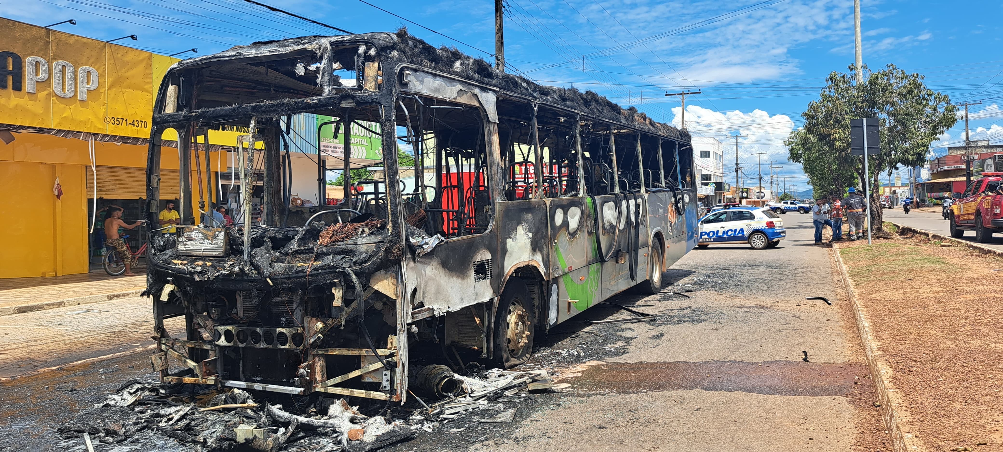 Prefeitura diz que vai ressarcir comerciantes que tiveram prejuízos com incêndio de ônibus