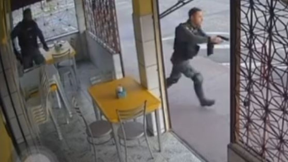 Homem é preso após ser flagrado por policiais esfaqueando outro em rua de Fortaleza. — Foto: Reprodução