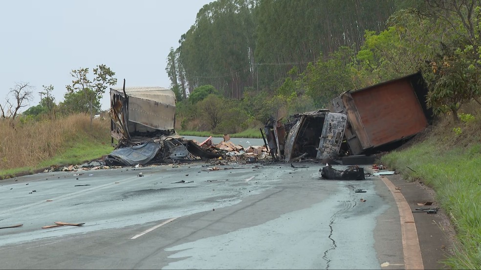 Acidente entre caminhões deixa dois mortos no DF — Foto: TV Globo/Reprodução