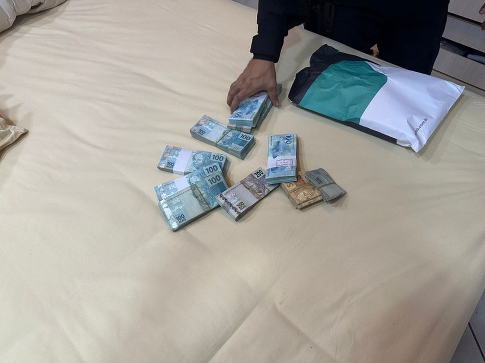 Policiais apreenderam uma quantia de R$ 100 mil em espécie — Foto: Reprodução