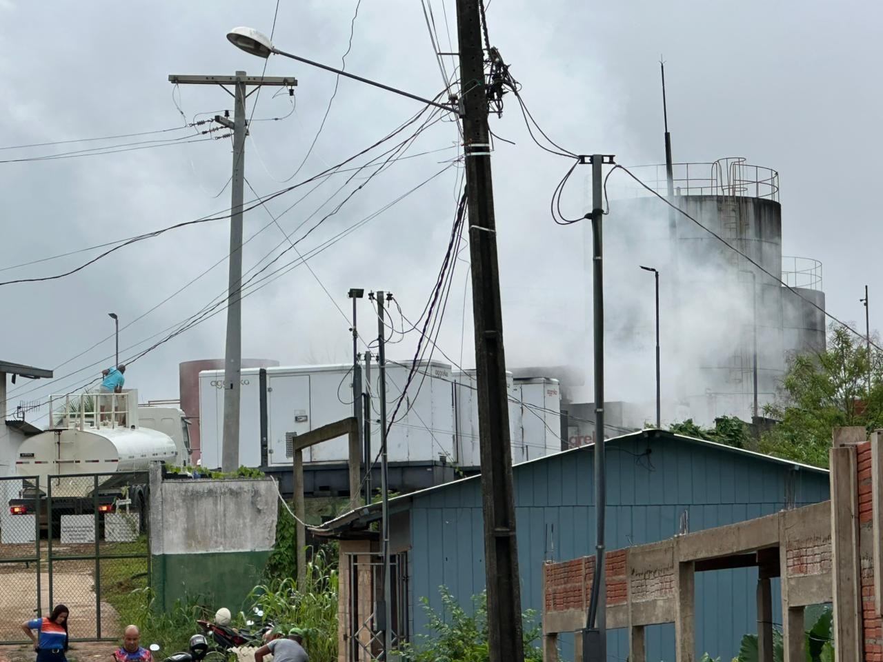 Incêndio atinge usina térmica e cidade no AC fica sem energia elétrica; VÍDEO