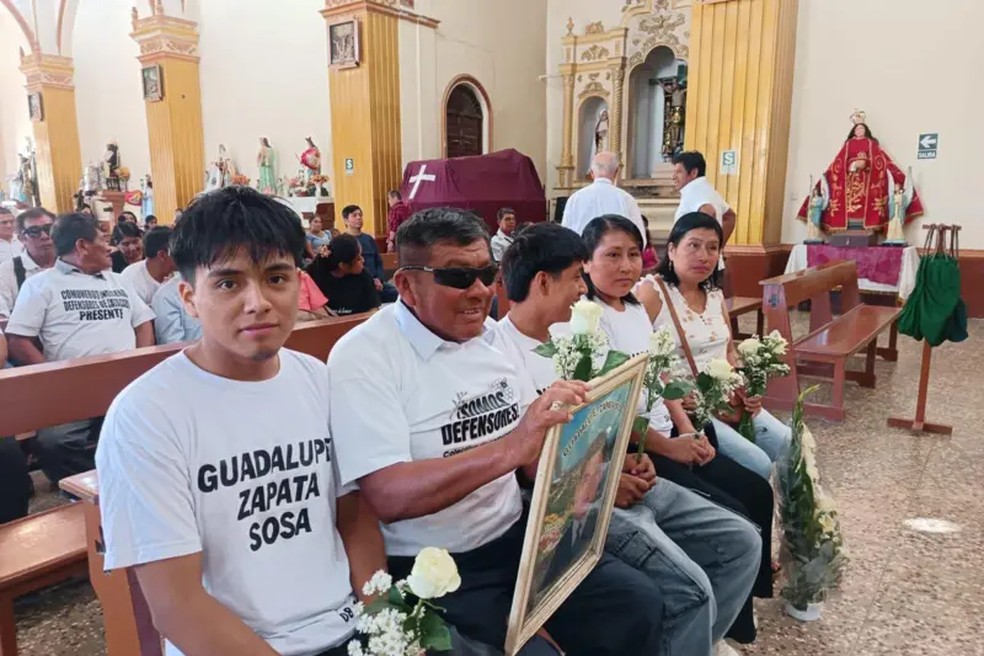 Fiorella Martínez (segunda da direita para a esquerda) pede há anos justiça pela morte de seu marido. — Foto: Cortesia da comunidade de Catacaos via BBC