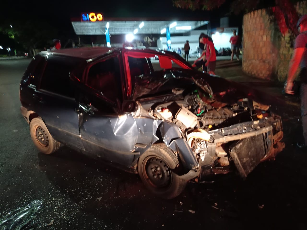 Motorista e passageira ficam feridas após baterem veículo contra árvore em Piraju 