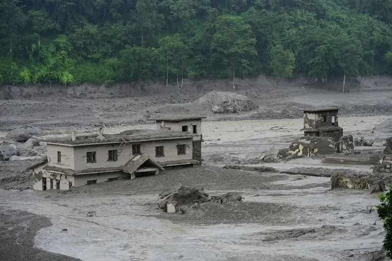 As imagens de satélite do Nepal que mostram o antes e depois das áreas destruídas pela enxurrada