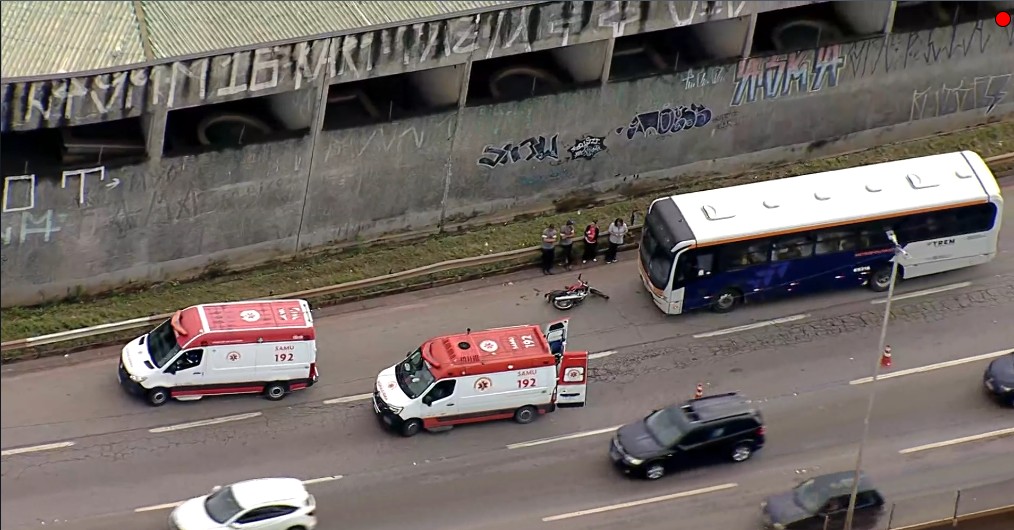 Acidente entre moto e ônibus deixa motociclista morto e trânsito lento na BR-381, em Contagem