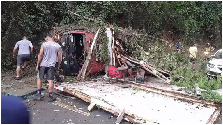 Caminhão tomba na Estrada Grajaú-Jacarepaguá