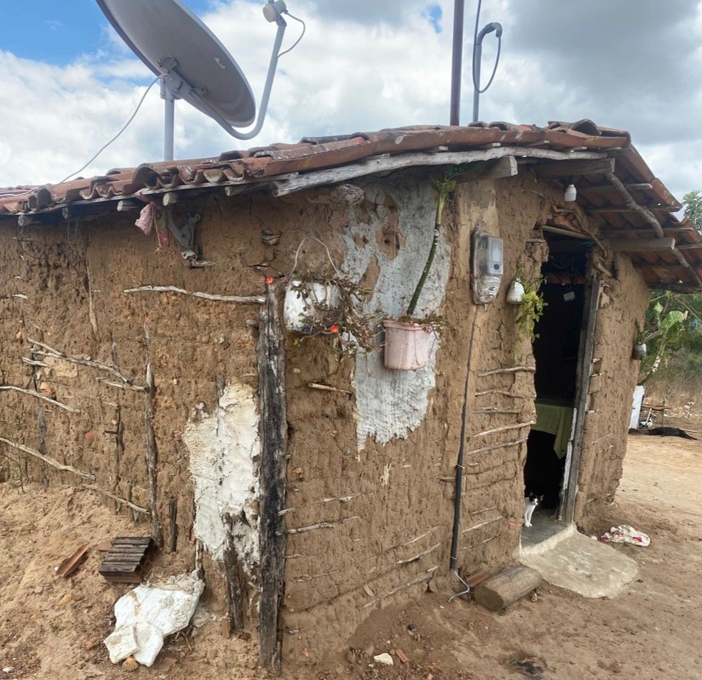 Maria das Dores vive em uma casa de taipa, na Para�ba � Foto: Arquivo Pessoal / Edilson Filho