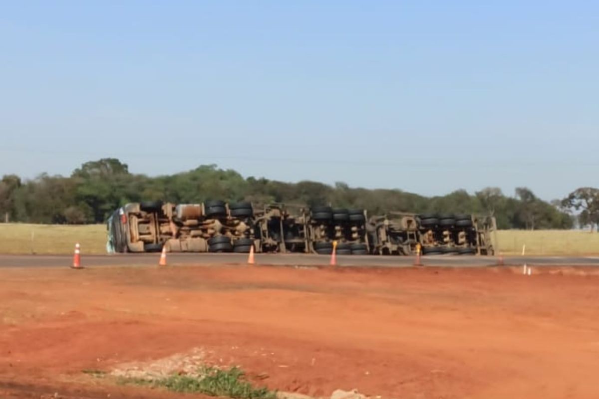 Rodovia fica totalmente interditada após carreta com combustível tombar em MS