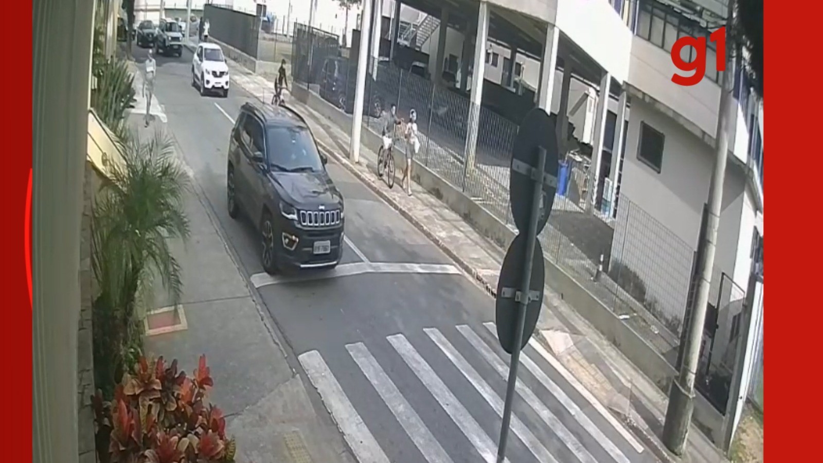 Adolescentes são detidos após roubarem celular de mulher no Jardim Aquarius, em São José; VÍDEO mostra crime