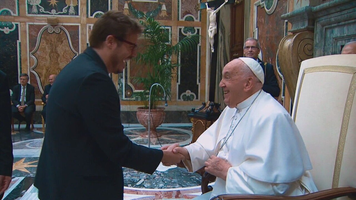 Humoristas brasileiros se encontram com o Papa no Vaticano