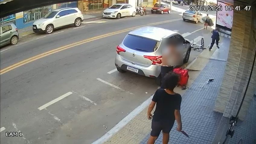 Vídeo mostra briga de casal e momento em que genro é morto com facada no peito pela sogra, em Guarapari; assista