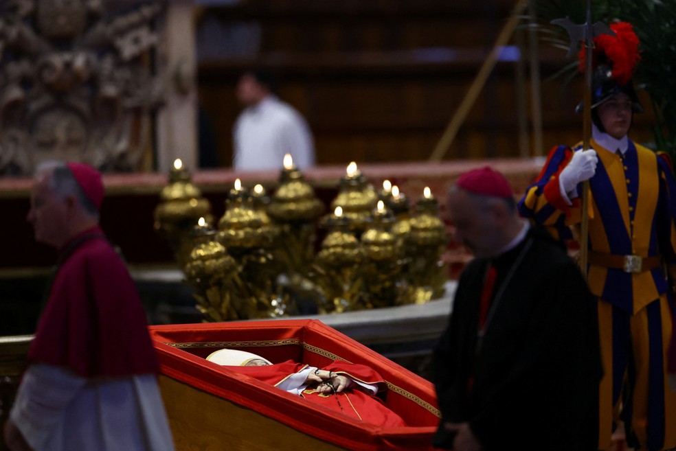 Corpo do papa Francisco é velado na Basílica de São Pedro em 23 de abril de 2025. — Foto: REUTERS/Hannah McKay