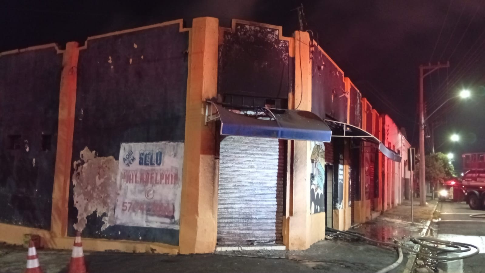 Incêndio destrói dois estabelecimentos na Vila Marcondes, em Presidente Prudente
