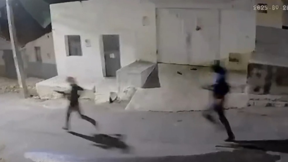 Troca de tiros entre membros de facções rivais assusta moradores de Parambu — Foto: TV Verdes Mares/Reprodução