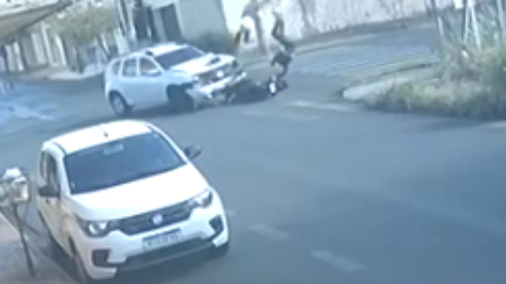 Ocupantes de moto são lançados para cima e atropelados após batida com carro em Uberlândia