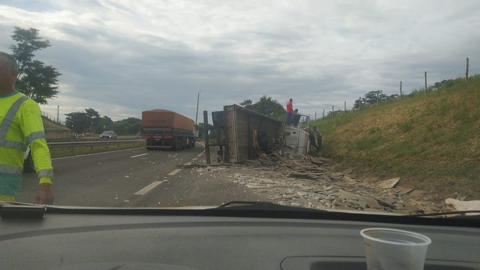 Caminhão com carga de mármore tombou na Rodovia Raposo Tavares (SP-270), em Presidente Prudente (SP) — Foto: Polícia Rodoviária