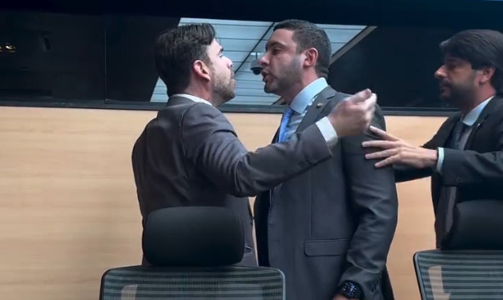 Vereador e deputado se envolvem em confusão e são contidos em sessão na Câmara Municipal do Recife; VÍDEO