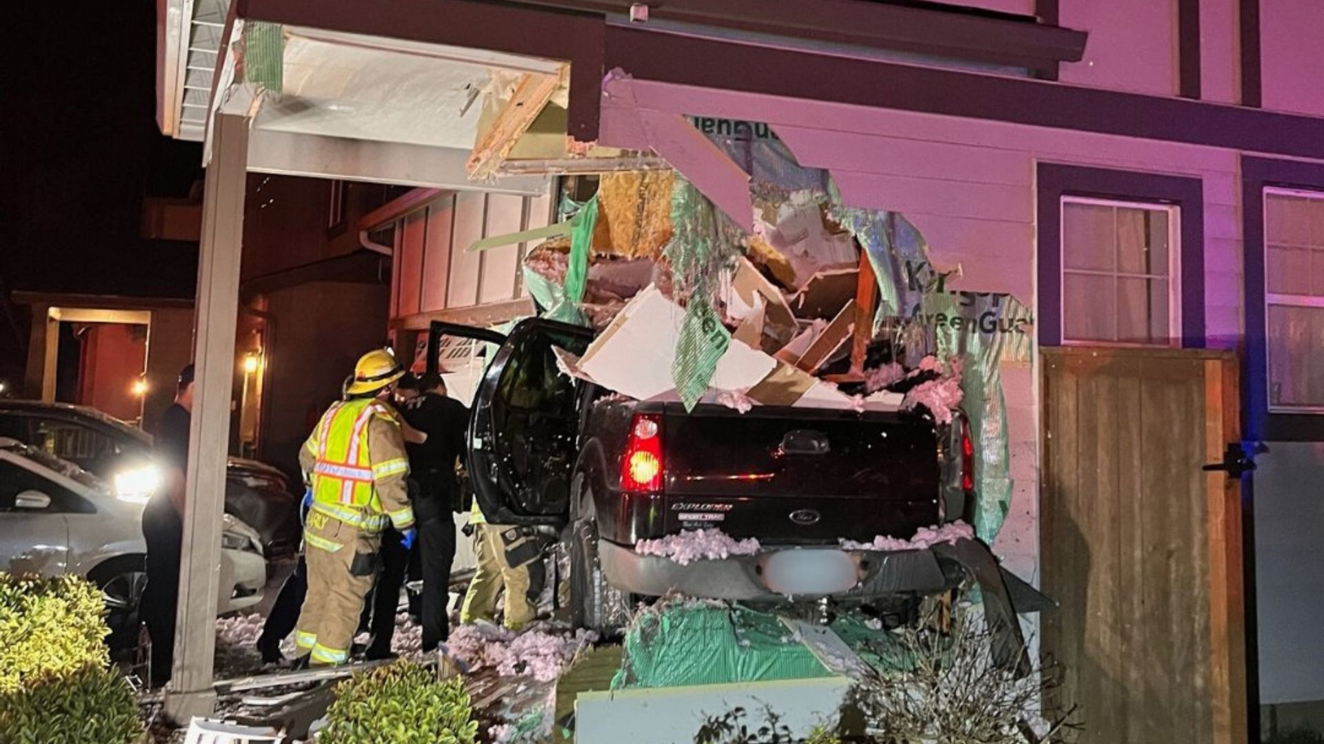 VÍDEO: carro em alta velocidade 'voa' para dentro de casa nos EUA