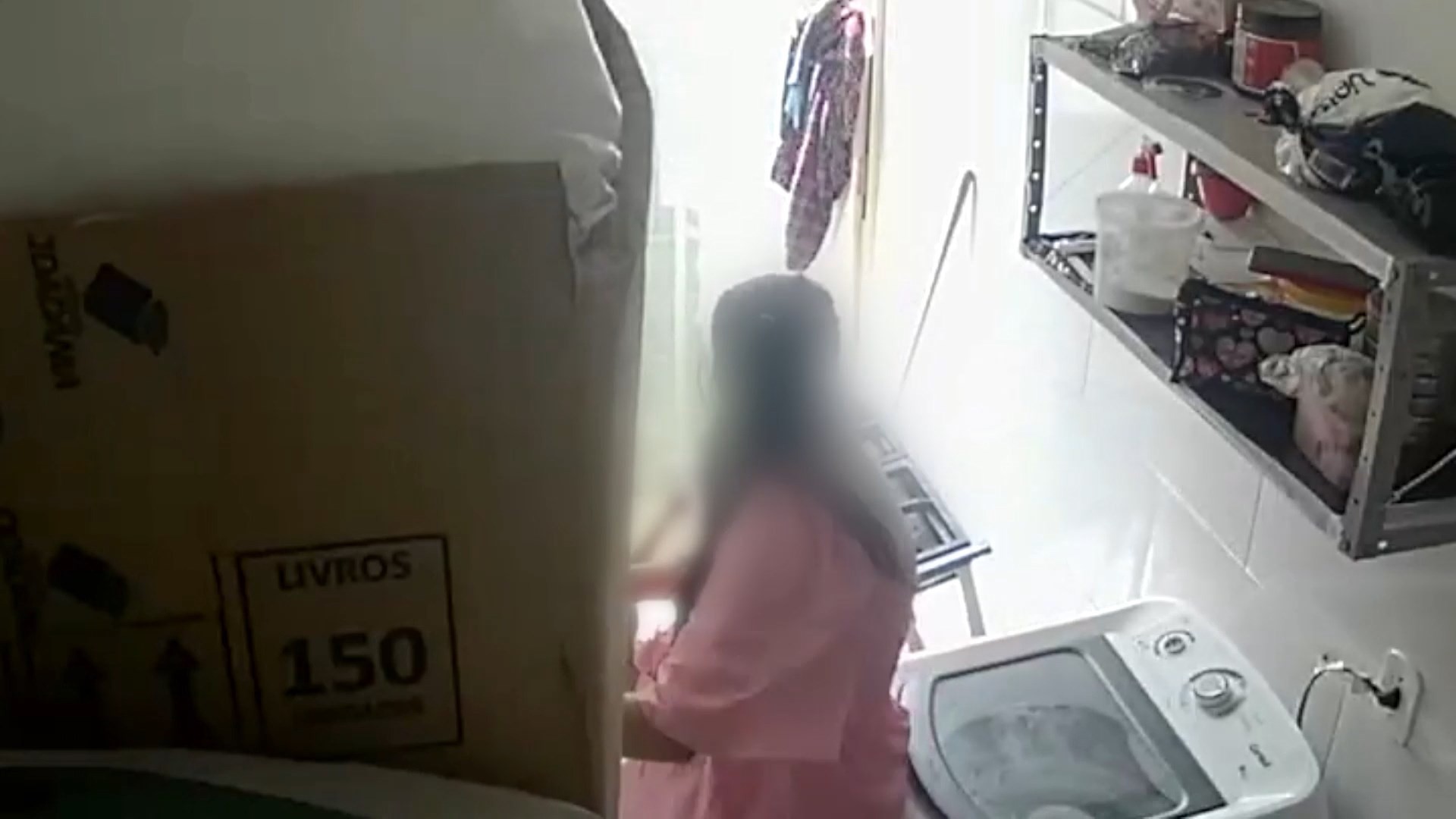 VÍDEO: criança de 2 anos sofre queimaduras após puxar fogão com panela quente em creche no ES
