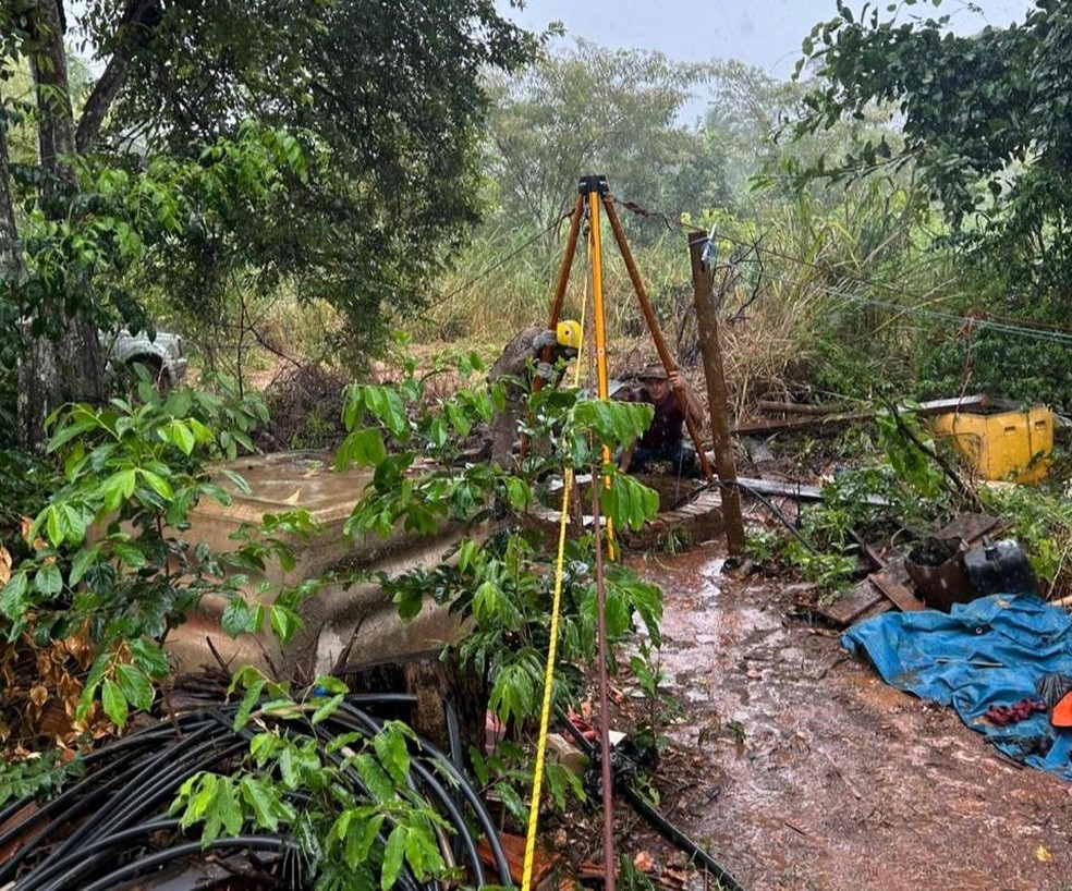 Corpo de Bombeiros e testemunhas ajudaram no resgate do trabalhador — Foto: Corpo de Bombeiros