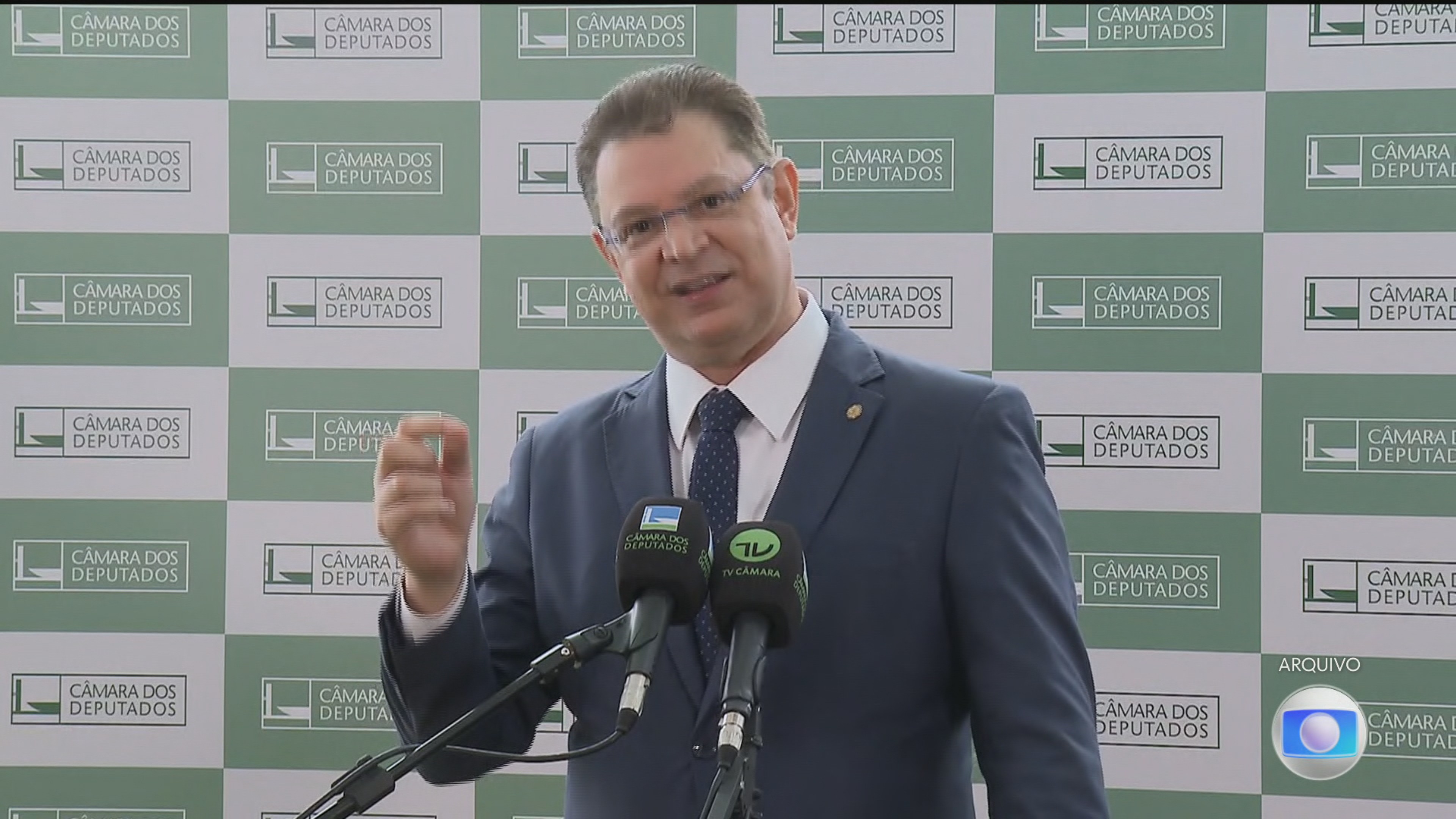 PF investiga origem de quase R$ 500 mil encontrados em apartamento usado por Sóstenes Cavalcante, líder do PL na Câmara