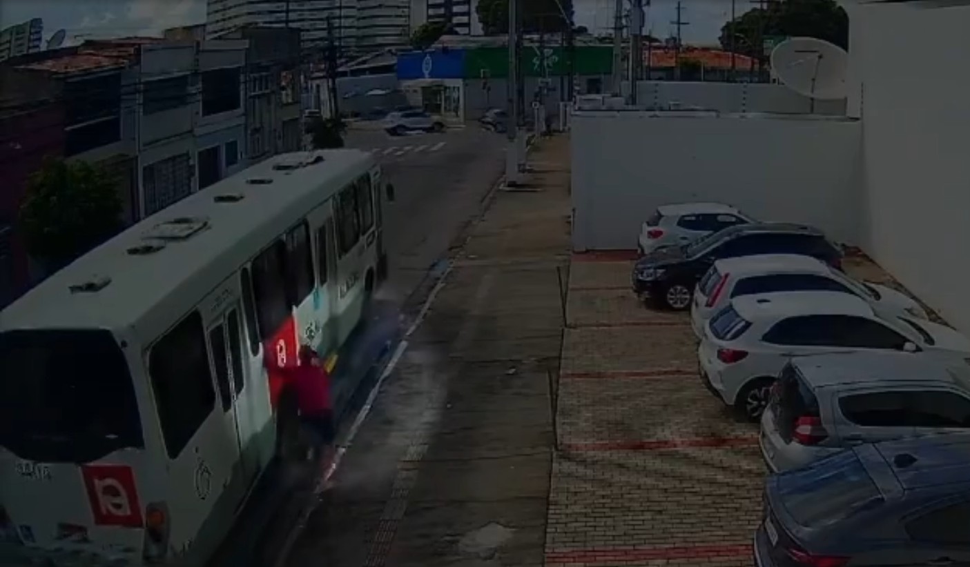 Vídeo flagra momento em que homem se pendura em ônibus e rouba celular de passageira em Maceió