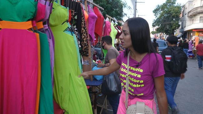 Comércio popular de roupas no Brás, em São Paulo, atrai sacoleiros